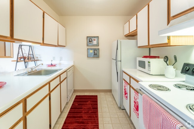 2HAB, 1BA - Custer Estates Apartments