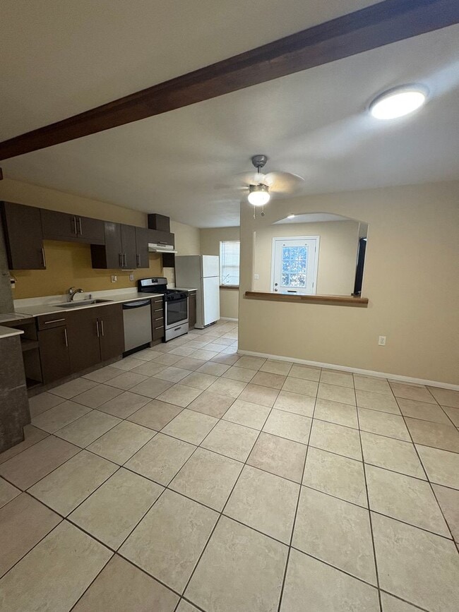 Building Photo - 377 Douglas St Unit 1 Rental