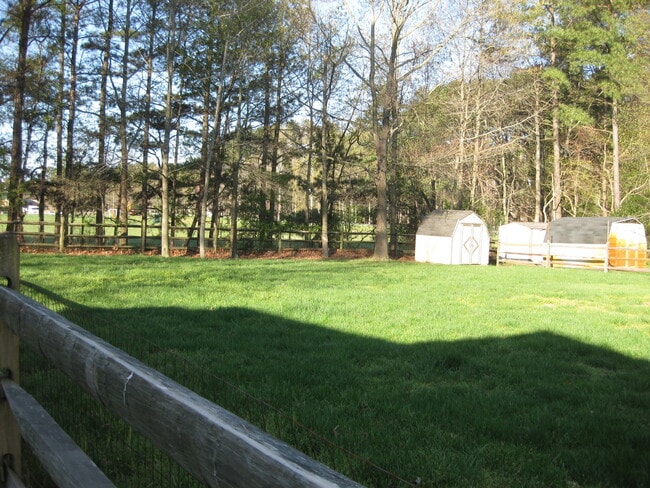 Photo - 104 Runaway Ln