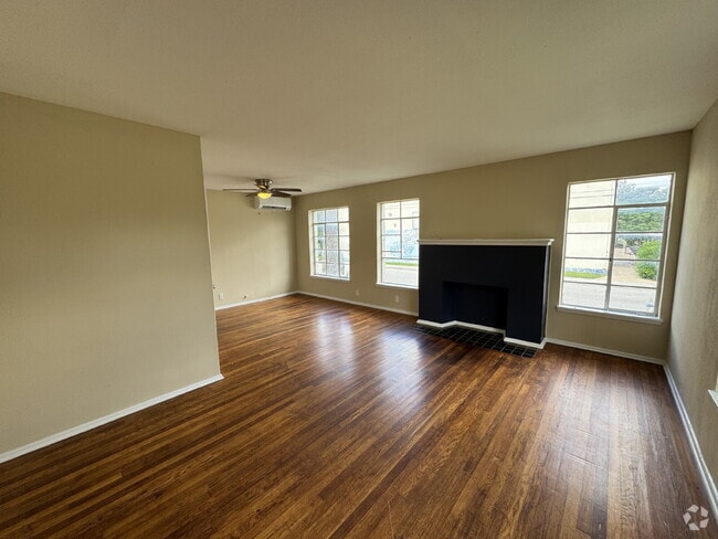 Building Photo - 1 bedroom and 1 bathroom Unit 2 Rental