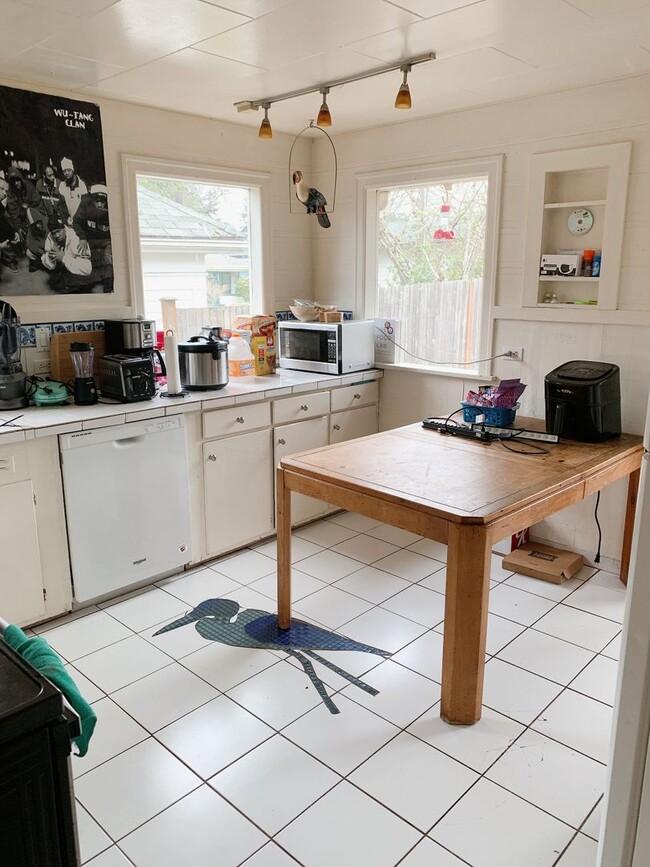 Photo - AUG PRELEASE: 5 bdrm/2 bath in York Neighborhood