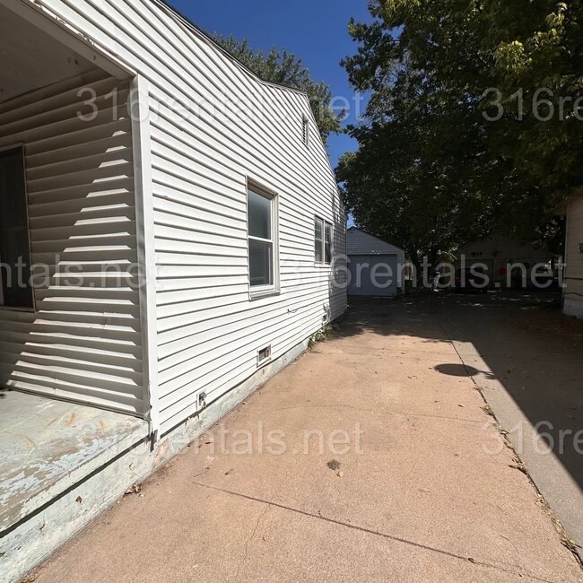 Photo - $895 - 2 bedroom / 1 bathroom Single Famil...