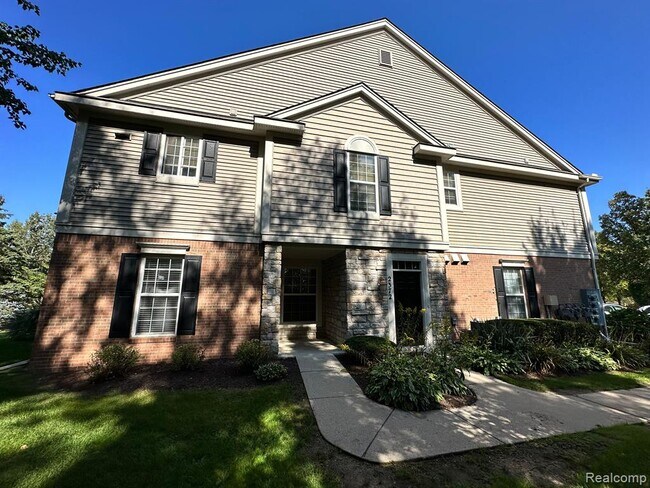 2354 Pinecroft Dr