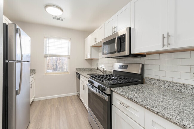 2BR 1BA 890SF