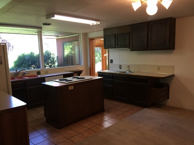 Photo - 1630 NE Gaines Rd