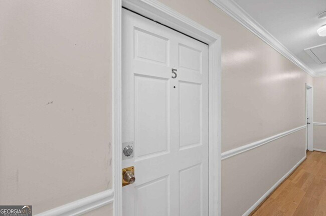 Building Photo - 11 Peachtree Hills Ave NE Unit B5