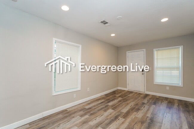 Photo - 2805 Walker St