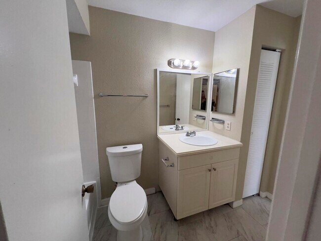 Photo - 1401 Village Blvd Unidad 221