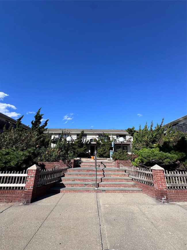 Building Photo - 65 W Broadway Unit 2G