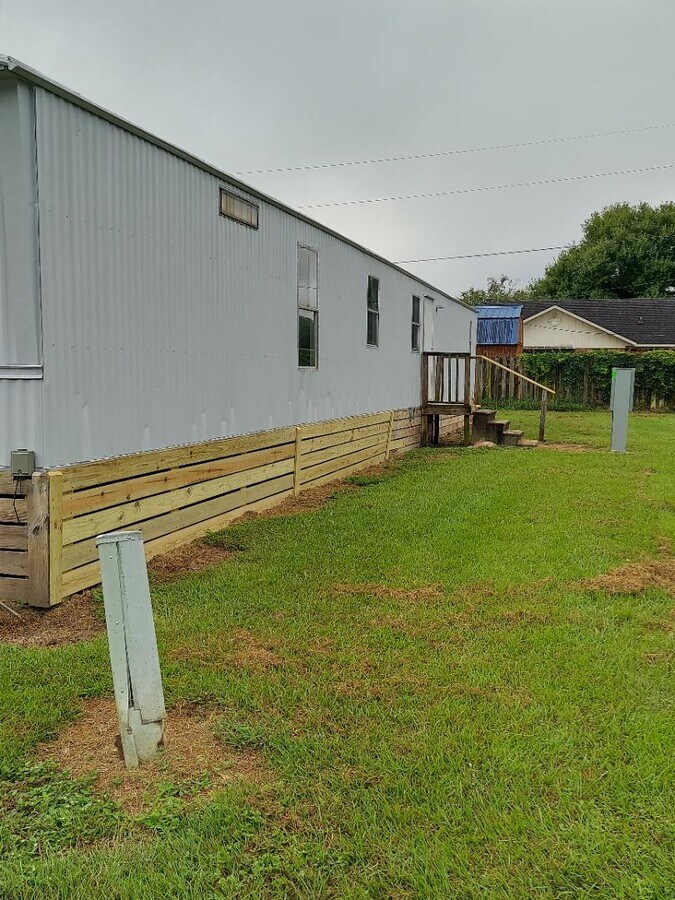 Photo - 675 Airport Rd