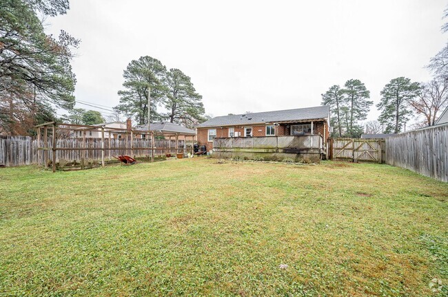 Building Photo - Cozy Brick Rancher in Lakeside Rental