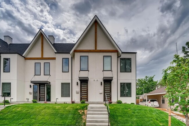 Beautiful + Spacious 2 Bed Townhome - Beautiful + Spacious 2 Bed Townhome