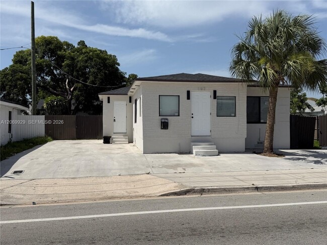 Building Photo - 107 W Pembroke Rd