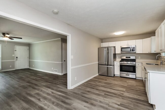 Photo - 661 Greenview Ave SE