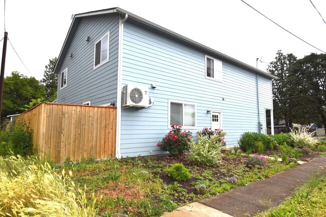 Building Photo - 1307 22nd Ave Unit 1311 22nd Ave.