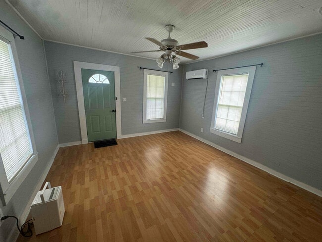 Photo - 118 W King St
