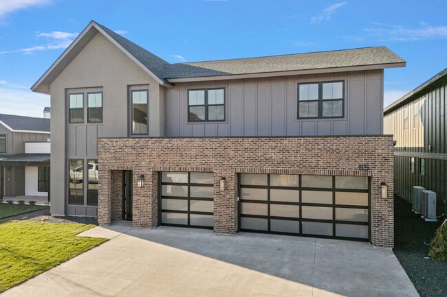 Building Photo - 116 S Carbon Rivet Ave