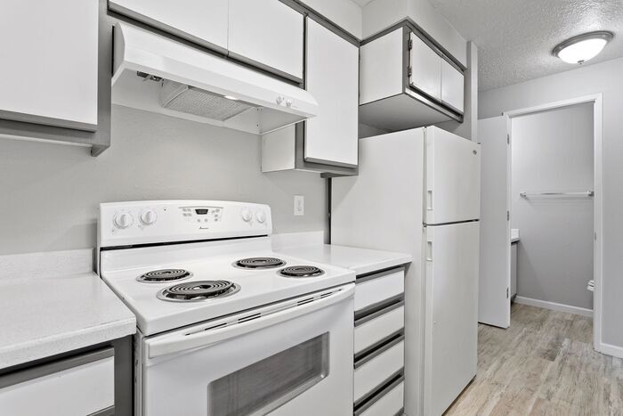 2 bedroom unit. Pets OK! Lots of upgrades!... - 2 bedroom unit. Pets OK! Lots of upgrades!...