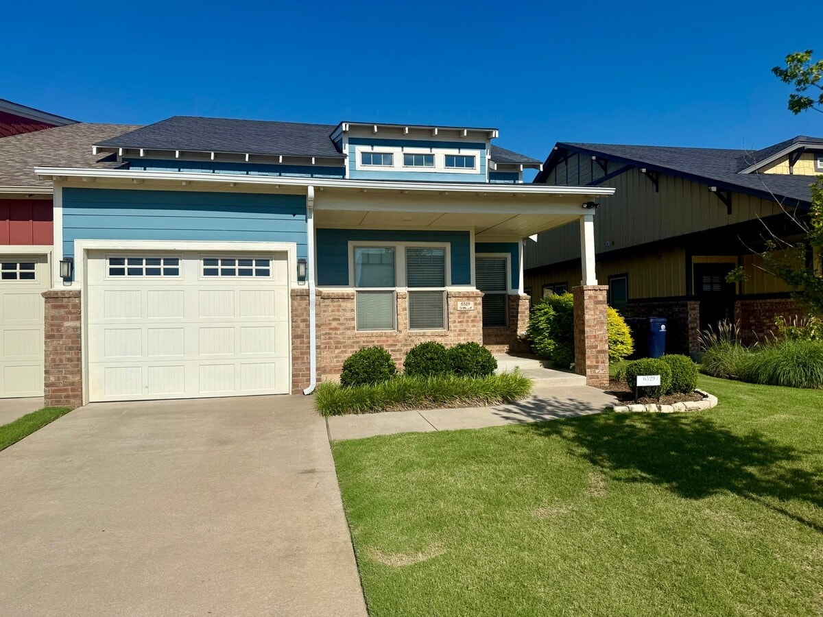 Updated 2 Bed, 2 Bath in Beautifully Well-Maintained Neighborhood - Updated 2 Bed, 2 Bath in Beautifully Well-Maintained Neighborhood