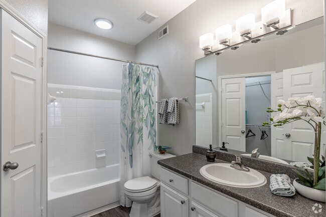 2BR, 2BA - 1,069SF