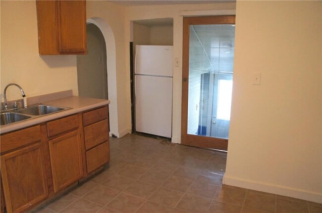 Photo - 106 W 5th S St