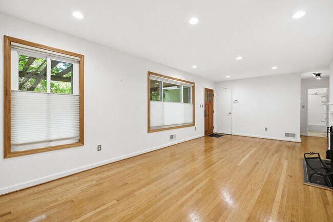 Photo - 110 Devon Ct