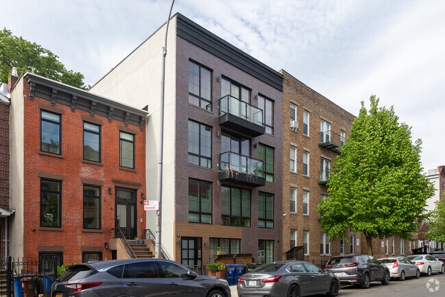 Photo - 674 Hancock St