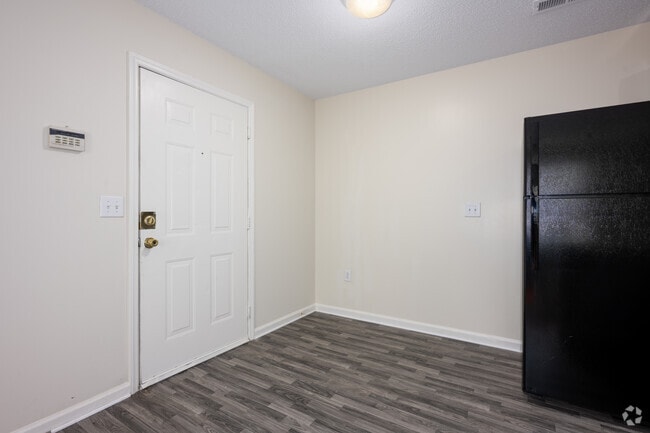 1BR, 1BA Renovated - 600SF - Dining Room