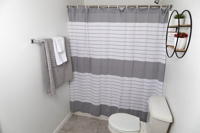 Photo - Desert Oak Apartments