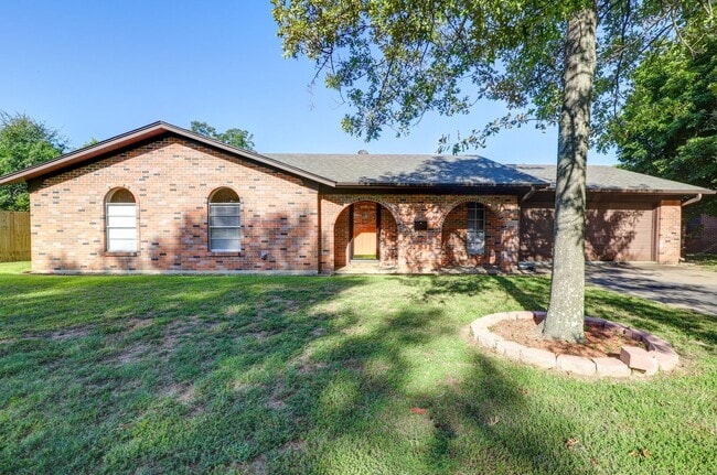 Building Photo - 3 Bedroom 2 Bathroom House in Texarkana, TX