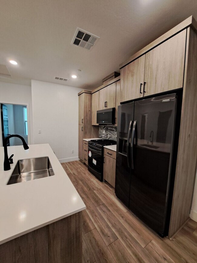 Photo - Fresno 3BR Pet-Friendly Townhouse with Community Amenities!