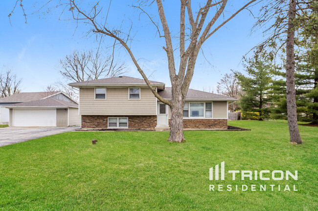 Photo - 5S370 Radcliff Rd House
