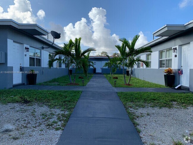 Building Photo - 2300 Douglas St Unit 7 Rental