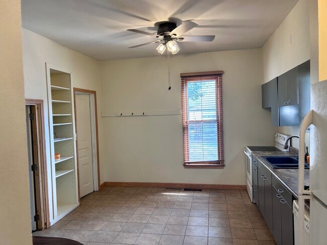 Building Photo - 212 7th Ave SE Rental