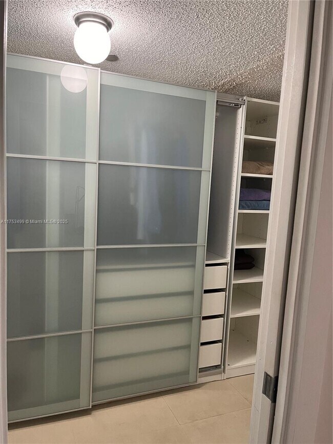 Photo - 3520 Oaks Way Unidad 407