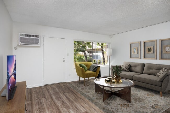 Photo - Carson Oakwood Apartments