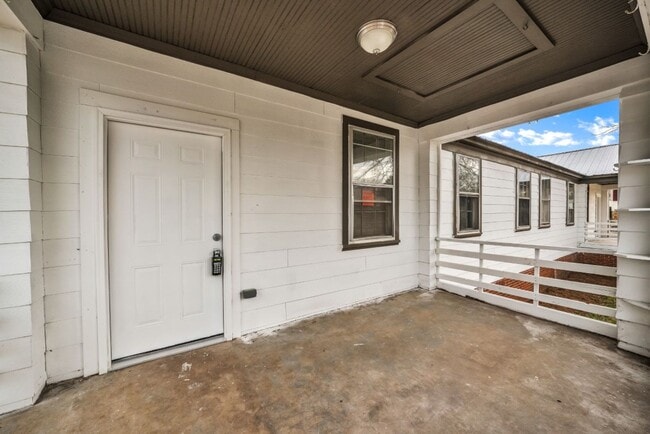 Photo - Spacious 2-Bedroom Duplex in Talladega – M...