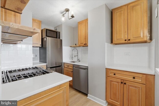 Building Photo - 2030 N Adams St Unit 1209