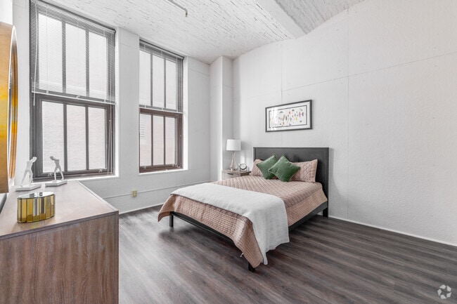 2BR, 2BA - 889SF - Primary Bedroom