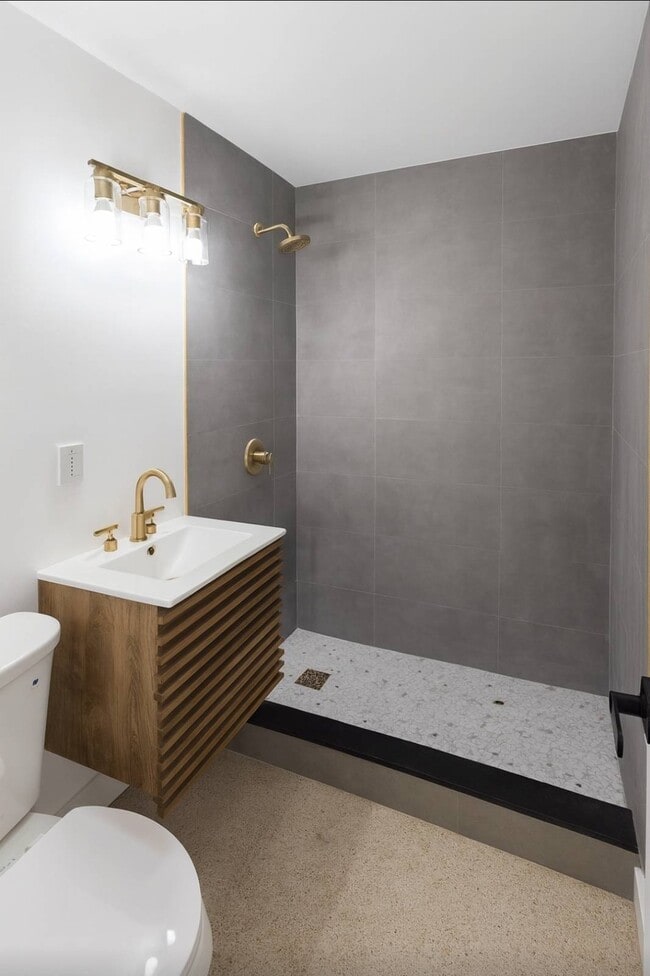 Photo - 141 W 31st St