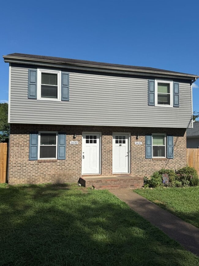Building Photo - East Ridge Townhome