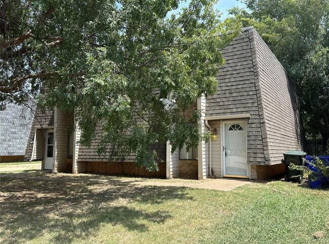 Building Photo - Cute Townhouse in the Heart of Norman, just minutes from OU!