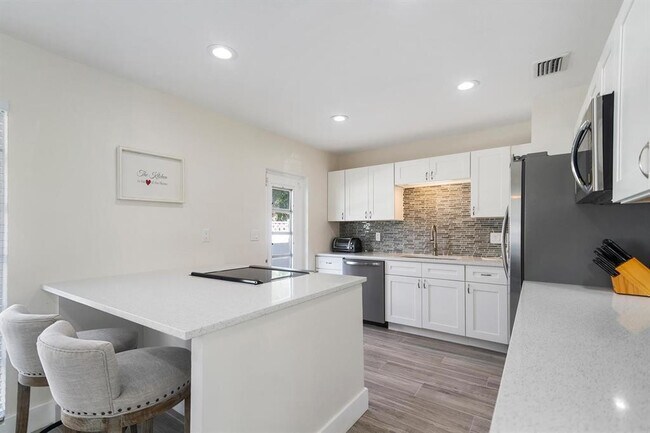 Photo - 2501 NE 12th St