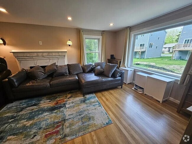 Building Photo - 7 Darrow St Rental