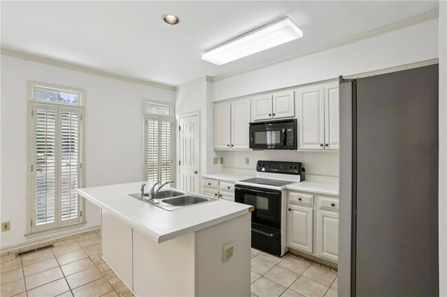 2562 Oakwood Trce