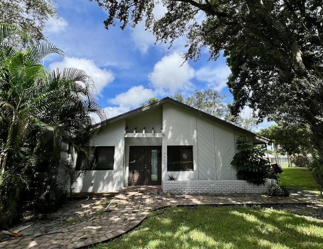 Photo - 4075 Palm Forest Dr N