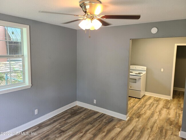 Photo - 1598 W 15th St