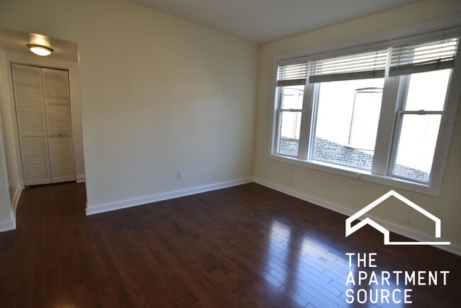 Photo - 3802 N Pine Grove Ave Unidad 3