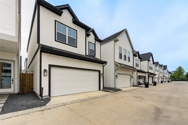 Building Photo - 6726 Parker Oaks Ln Rental