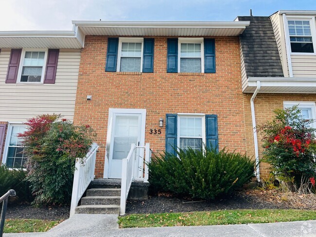 Building Photo - 2 Bedroom, 1.5 Bath Townhouse